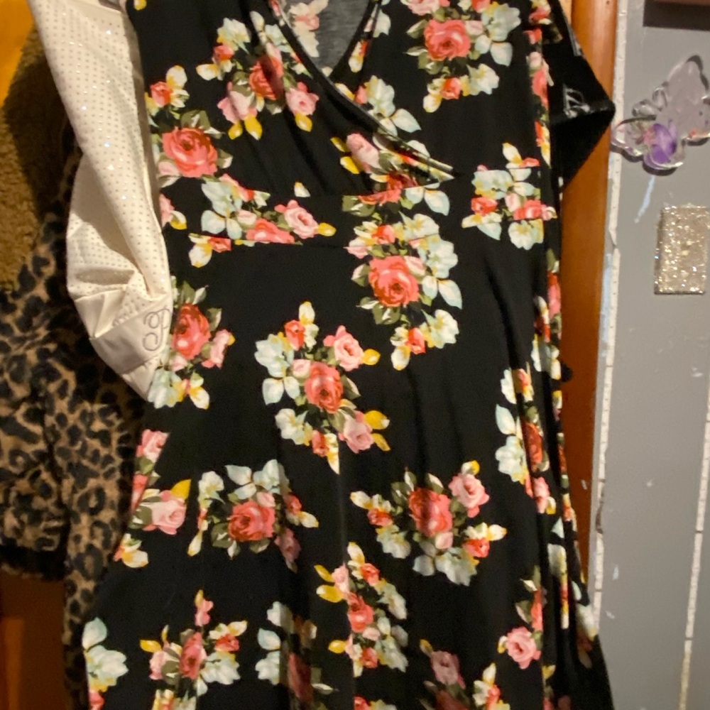 Chic Black Floral Midi Dress